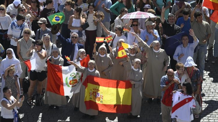 Fiéis e peregrinos na Praça São Pedro rezam o Angelus com o Papa Leão XIV