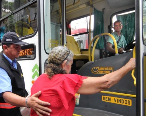 MAO. 22/12/11 - CIDADES
CAMPANHA DE SENSIBILIÇÃO AOS MOTORISTAS E USUÁRIOS DO TRANSPORTE COLETIVO SOBRE A LEI 949, DIREITOS DOS IDOSOS E DEFICIENTES. FOTO: MANOEL VAZ / SEMCOM