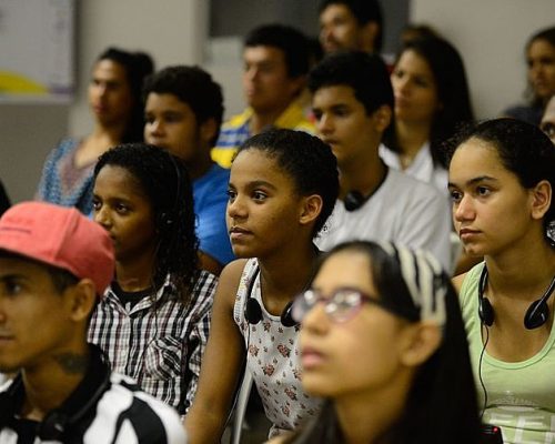 Rio de Janeiro - Jovens de comunidades participam do projeto Agentes de Promoção da Acessibilidade, da ONG Escola de Gente, onde recebem noções de Libras, audiodescrição e legislação inclusiva (Fernando Frazão/Agência Brasil)