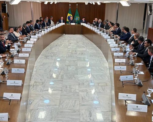 O presidente Lula  em reunião com os governadores para debater a redução de ações extremistas pelo país