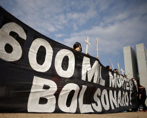 Manifestantes protestam contra presidente Jair Bolsonaro no dia que Brasil cruzou a marca de 600 mil mortes confirmadas por Covid-19
08/10/2021
REUTERS/Ueslei Marcelino