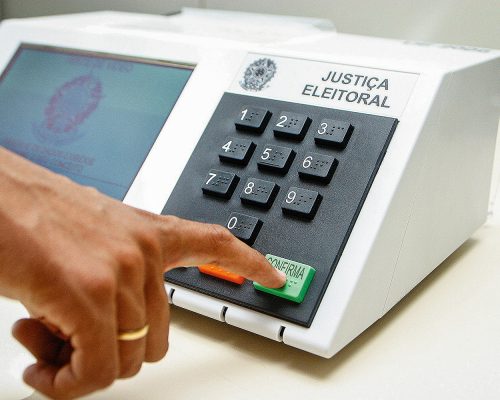 DemonstraÁ¿o do uso da urna eletrÙnica para as eleiÁ¿es de 2006.